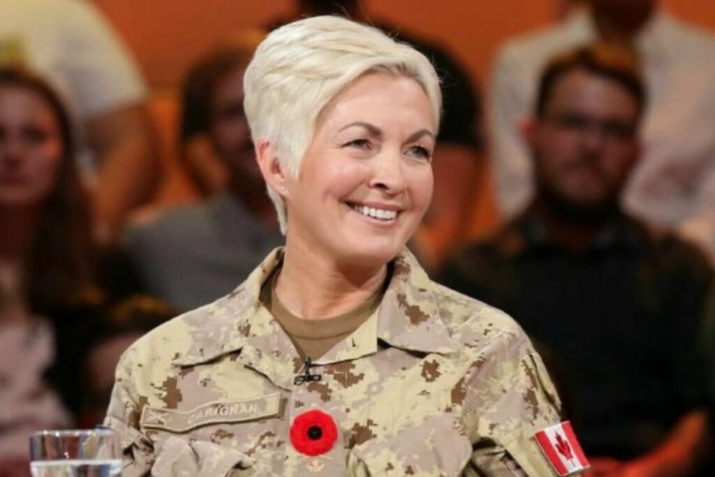 Teniente general Jennie Carignan.