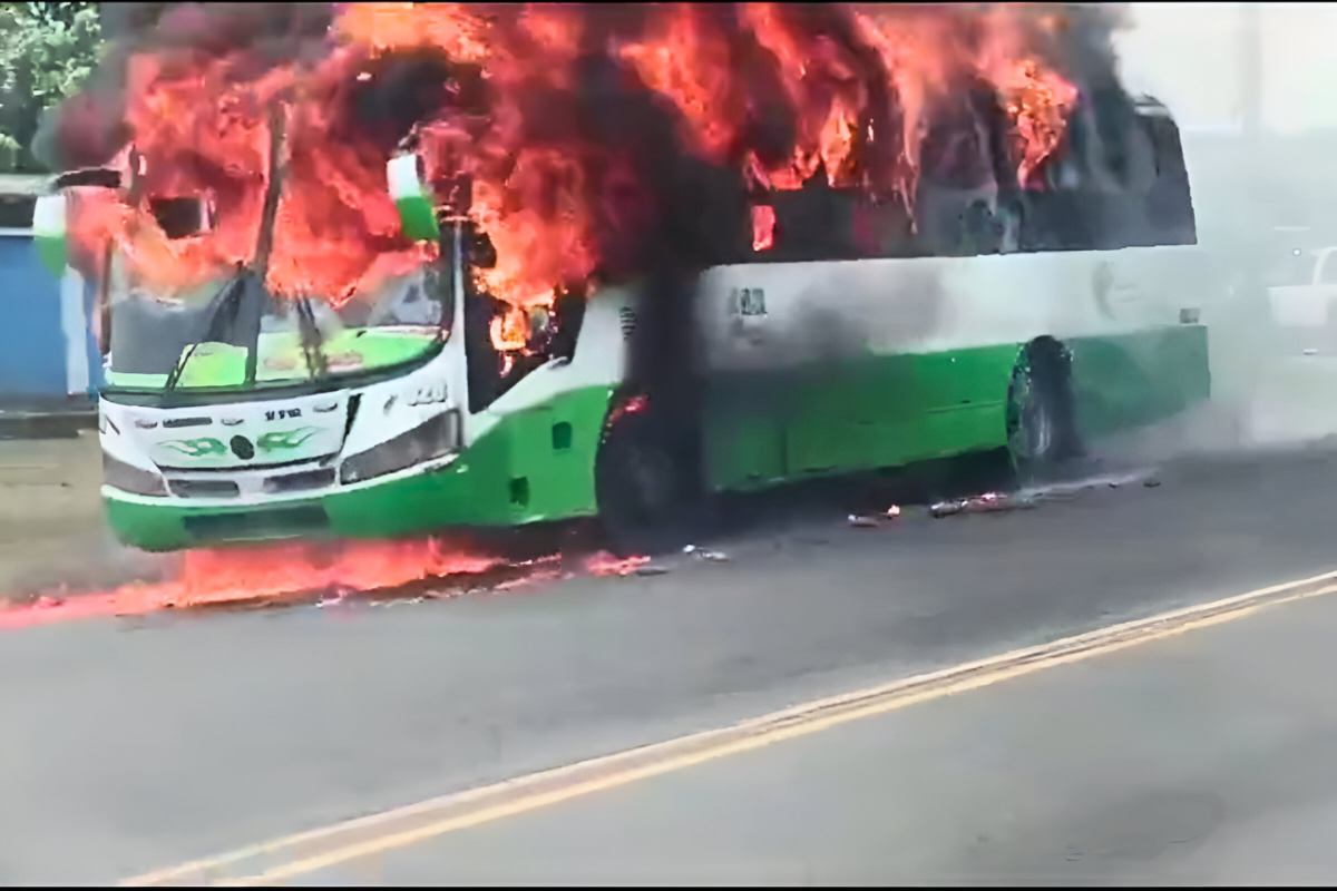 El bus de transporte se incendió en plena vía