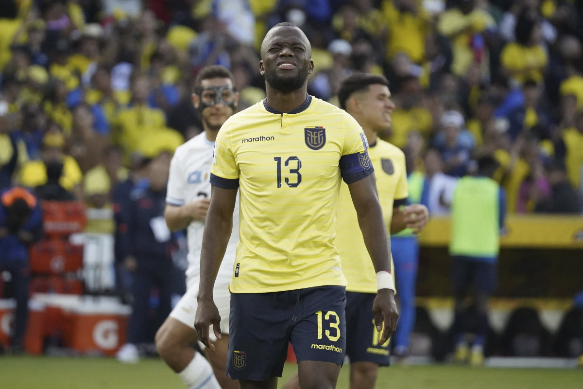 Enner Valencia se lamenta una opción de gol perdida con la Selección de Ecuador en las eliminatorias al Mundial 2026.