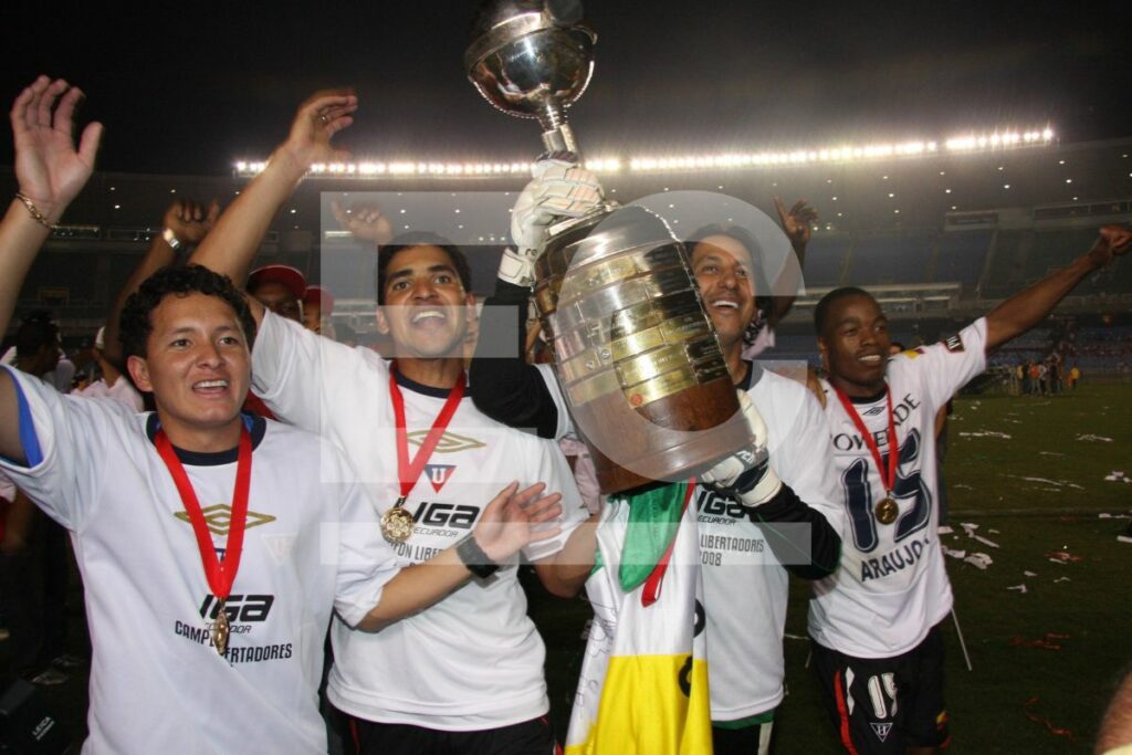 Jugadores de Liga de Quito levantando la Copa Libertadores que ganaron en 2008.