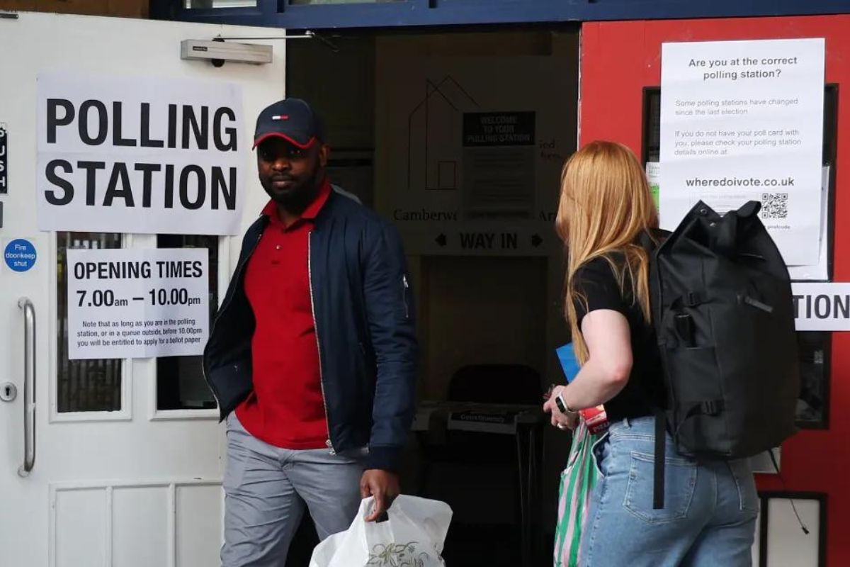 Algunos votantes salen de un colegio electoral el día de las elecciones generales en Londres, Inglaterra, el 4 de julio de 2024.